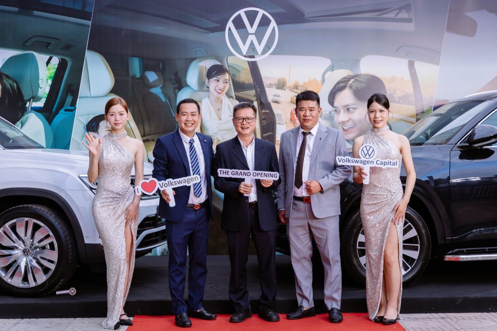 Khách hàng tham gia hoạt động cộng đồng tại Volkswagen City Store Phạm Hùng trong không gian trải nghiệm hiện đại.