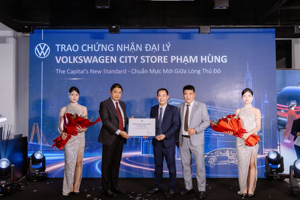 Ông Nguyễn Hoàng Minh Tiến – Tổng Giám Đốc Volkswagen Việt Nam trao chứng nhận đại lý cho ông Đoàn Mạnh Trưởng – Tổng Quản lý bán hàng kiêm trợ lý Tổng Giám đốc Volkswagen Capital và ông Lê Quốc Hưng – Giám đốc Kinh doanh Volkswagen City Store Phạm Hùng.