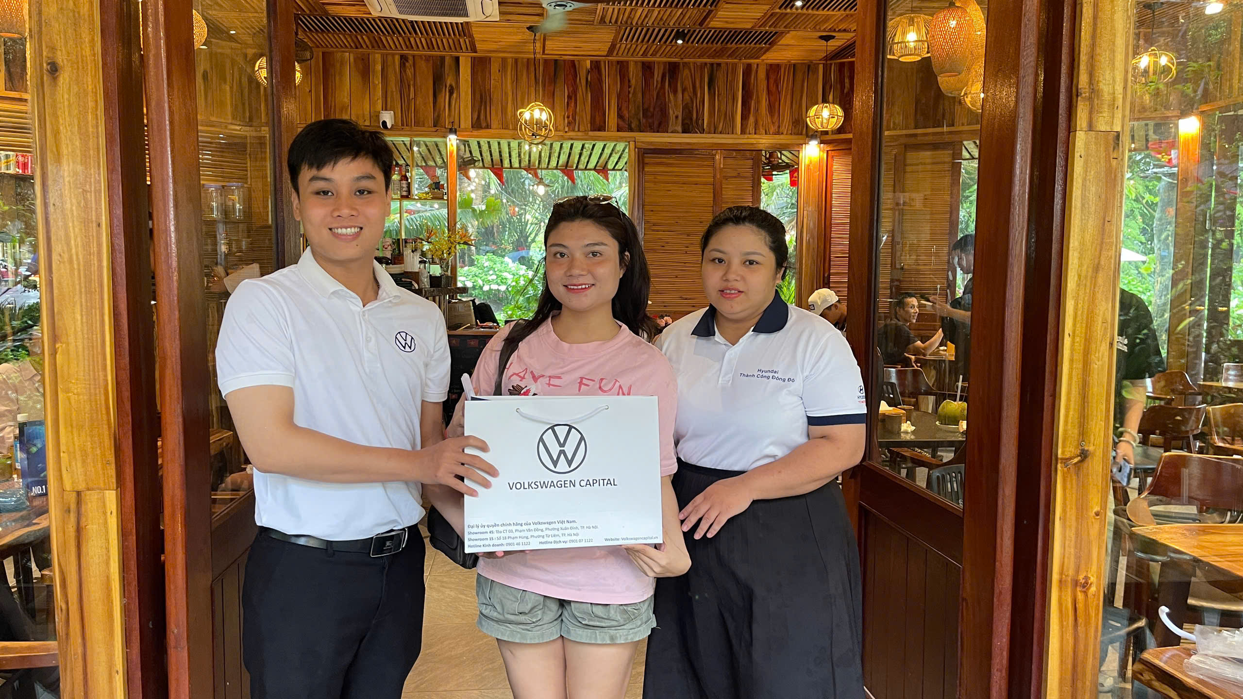 Khách hàng trao đổi trực tiếp với đội ngũ tư vấn Volkswagen
